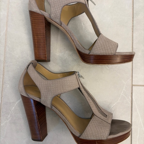 Michael Kors Berkeley T-strap Taupe Heels 8.5 with Zipper Detail - Picture 6 of 8
